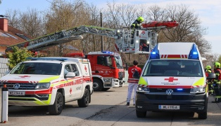 Personenrettung mittels Drehleiter aus Einfamilienwohnhaus in Wei�kirchen an der Traun
