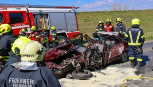Lenker eingeklemmt: Personenrettung nach schwerem Crash zwischen PKW und LKW bei Fraham