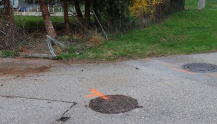 Auto steckte nach Verkehrsunfall auf Pyhrnpass Stra�e in Thalheim bei Wels im Zaun