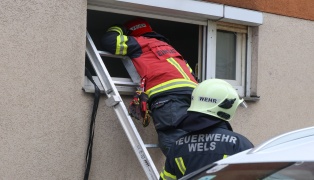 Einsatz von Feuerwehr und Polizei bei Brandverdacht in einem Mehrparteienwohnhaus in Wels-Innenstadt