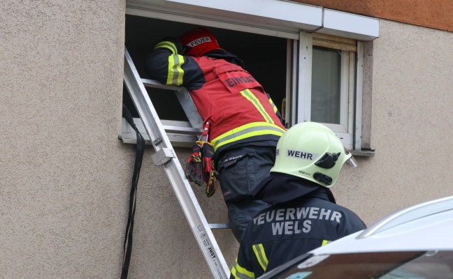 Einsatz von Feuerwehr und Polizei bei Brandverdacht in einem Mehrparteienwohnhaus in Wels-Innenstadt