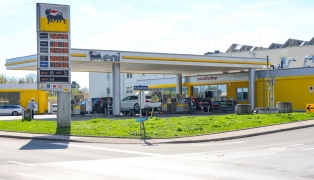 Versuchter Tankstellenraub: Mitarbeiterin beim Aufsperren einer Tankstelle in Enns �berfallen