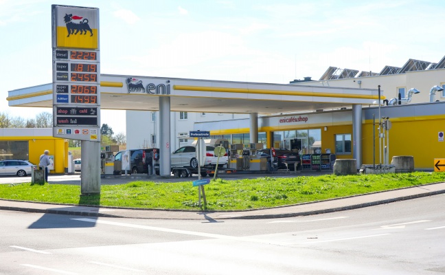 Versuchter Tankstellenraub: Mitarbeiterin beim Aufsperren einer Tankstelle in Enns �berfallen