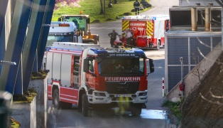 Drei Feuerwehren bei Brand bei einem Entsorgungsunternehmen in Wels-Schafwiesen im Einsatz