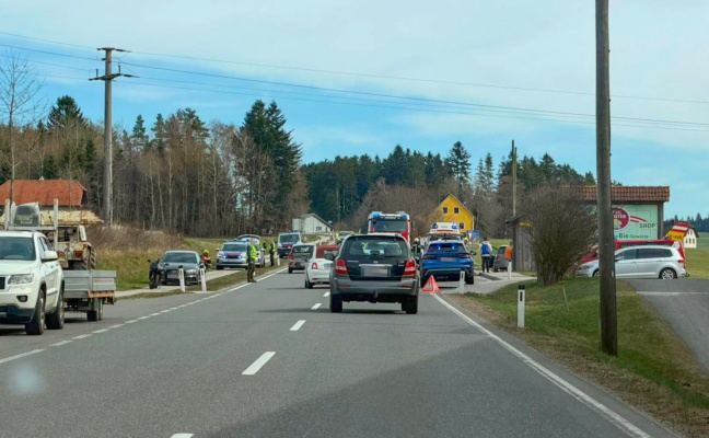Motorradlenker bei Kollision mit PKW auf B�hmerwaldstra�e bei Hirschbach im M�hlkreis verletzt