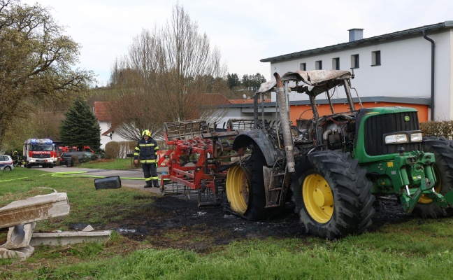 Traktorbrand: Landwirtschaftliches Fahrzeug in Krenglbach in Vollbrand