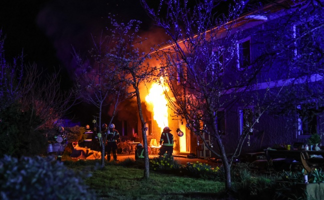 Gro�einsatz der Feuerwehr bei Brand im Wohntrakt eines Bauernhofes in Wels-Schafwiesen