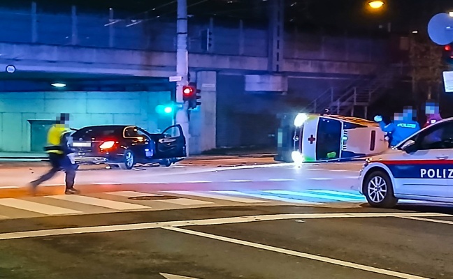 Keine Verletzten: Crash zwischen Auto und Rettungsfahrzeug in Linz-Innere Stadt endet glimpflich