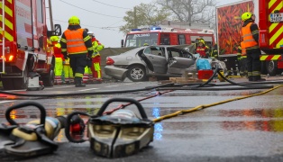 T�dlicher Frontalcrash zwischen Auto und LKW-Sattelzug auf Eferdinger Stra�e bei Alkoven