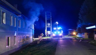 F�nf Feuerwehren bei Heizraumbrand in einem Wohngeb�ude in Buchkirchen im Einsatz