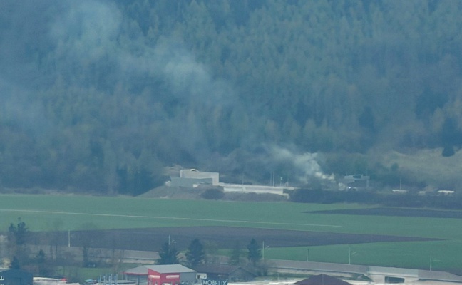 Micheldorf in Ober�sterreich: Sieben Feuerwehren bei PKW-Brand auf Pyhrnautobahn im Einsatz
