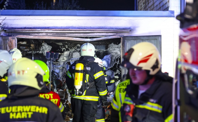 Ausgedehnter Garagenbrand: Garage samt Autos bei Mehrparteienwohnhaus in Leonding in Flammen