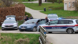 Verfolgungsjagd: Autolenker durchbricht bei Sipbachzell Stra�ensperre der Polizei