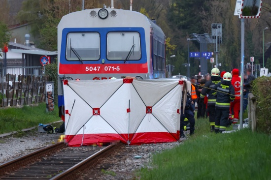 Regionalzug evakuiert: Person in Wels von Triebwagen der Almtalbahn erfasst und t�dlich verletzt