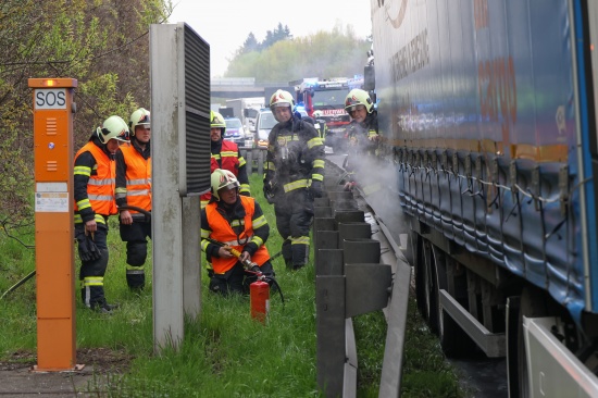 Brand an einem LKW-Sattelzug auf Innkreisautobahn bei Krenglbach sorgte f�r Einsatz der Feuerwehr