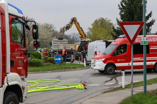 Explosionsgefahr durch Gasaustritt: Gasleitung bei Baggerarbeiten in Wilhering besch�digt