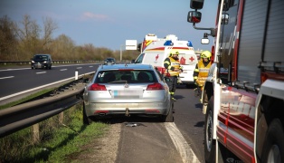 Personenrettung: Auto auf Welser Autobahn bei Pucking gegen Mittelleitschiene gekracht