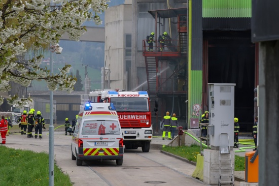 Drei Feuerwehren bei Brand bei einem Zementwerk in Kirchdorf an der Krems im Einsatz