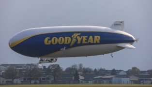 Zeppelinlandung lockte Luftfahrtbegeisterte zum Flugplatz in Wels-Neustadt