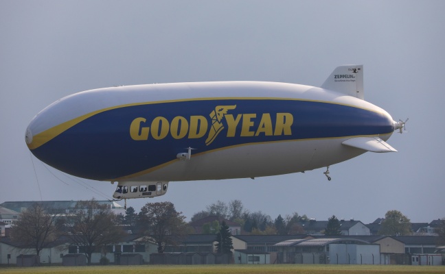 Zeppelinlandung lockte Luftfahrtbegeisterte zum Flugplatz in Wels-Neustadt