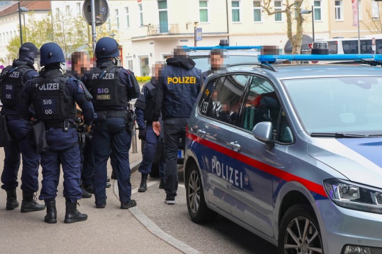Polizeieinsatz: Hauptbahnhof in Wels von Polizei aufgrund einer Drohung teils ger�umt und durchsucht