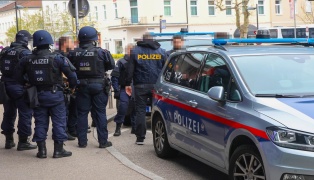 Polizeieinsatz: Hauptbahnhof in Wels von Polizei aufgrund einer Drohung teils ger�umt und durchsucht