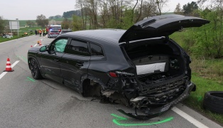 Schwerer Crash auf Rieder Stra�e bei St. Marienkirchen am Hausruck fordert zwei Verletzte