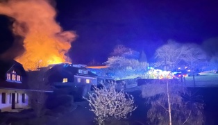 Gr��erer Brand eines Holzsto�es in Schlierbach sorgte f�r Einsatz zweier Feuerwehren