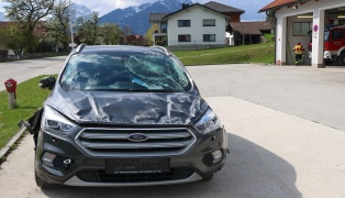 Auto�berschlag: Gl�ck im Ungl�ck bei schwerem Verkehrsunfall in Vorderstoder