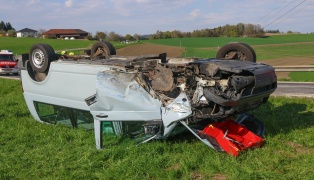 Kleinbus �berschlagen: Drei Verletzte bei schwerem Crash zwischen PKW und Kleinbus in Ungenach