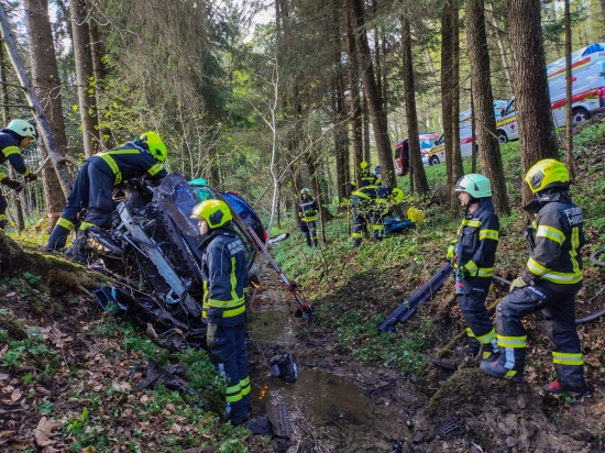 Auto nach schwerem Verkehrsunfall auf Nibelungenstra�e bei Haibach ob der Donau im Bachbett gelandet