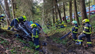 Auto nach schwerem Verkehrsunfall auf Nibelungenstra�e bei Haibach ob der Donau im Bachbett gelandet