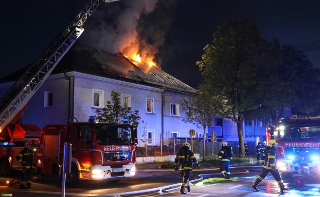 F�nf Feuerwehren bei Dachstuhlbrand bei einem Doppelhaus in Wels-Innenstadt im Einsatz