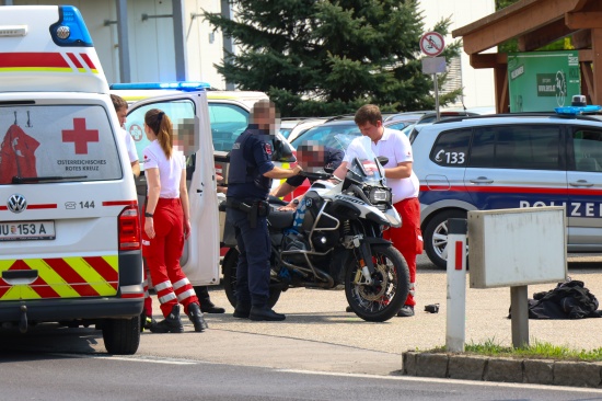 Motorradlenker bei Kollision mit PKW bei Tankstellenzufahrt in Ottensheim schwer verletzt