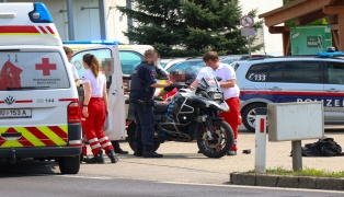 Motorradlenker bei Kollision mit PKW bei Tankstellenzufahrt in Ottensheim schwer verletzt