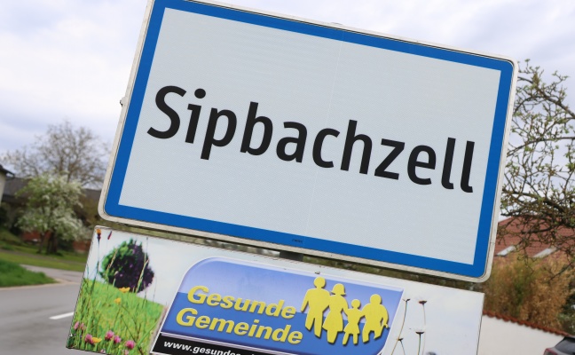 T�dlicher Unfall: Landwirt (53) geriet bei Feldarbeiten in Sipbachzell unter Egge an einem Traktor