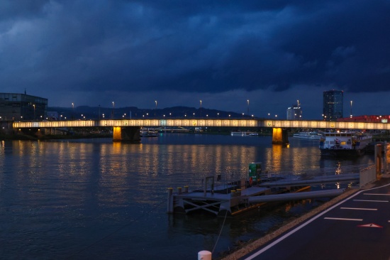 T�dlicher Verkehrsunfall: Fu�g�nger auf Nibelungenbr�cke in Linz von LKW erfasst