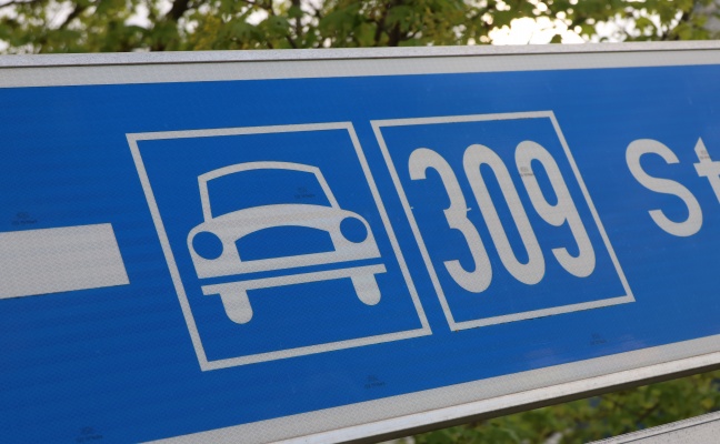 Streifkollision zwischen PKW und LKW-Zugmaschine auf Steyrer Stra�e bei Dietach endet glimpflich