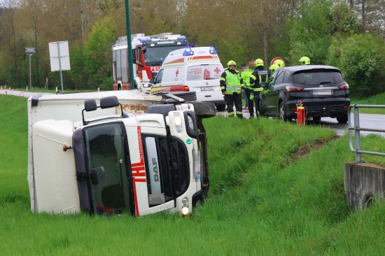 LKW umgest�rzt: Schwerfahrzeug bei Unfall in Wei�kirchen an der Traun �ber B�schung gest�rzt