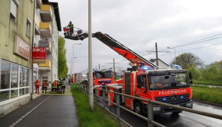 Angebranntes Abendessen: Drei Feuerwehren in einem Mehrparteienwohnhaus in Leonding im Einsatz