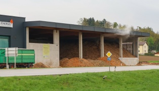 Brandverdacht: Dampfentwicklung bei einem Biomasseheizwerk in Thalheim bei Wels
