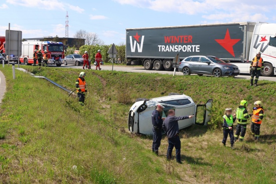 Auto nach Crash gegen Verkehrsschild auf Wiener Stra�e bei Marchtrenk �ber B�schung �berschlagen