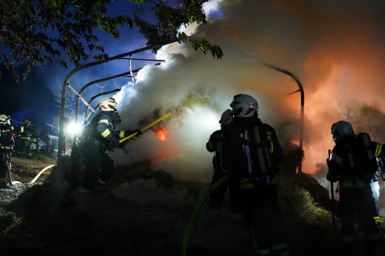 Drei Feuerwehren bei Brand einer Heulager-Zelthalle bei einem Bauernhof in Leonding im Einsatz