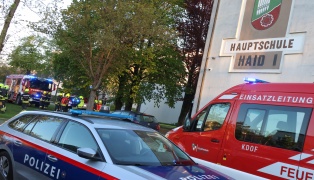 Vier Feuerwehren nach vermutlicher Brandstiftung in einem Schulgeb�ude in Ansfelden im Einsatz