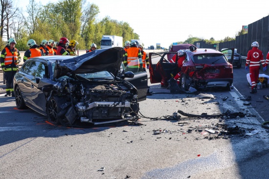 Personenrettung: Zwei Autoinsassen nach Crash dreier PKW auf Welser Autobahn in Wels eingeklemmt