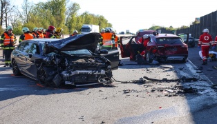 Personenrettung: Zwei Autoinsassen nach Crash dreier PKW auf Welser Autobahn in Wels eingeklemmt