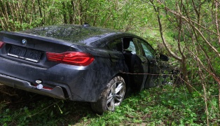 Kreuzungsbereich �bersehen: Auto bei St. Marien nach Fahrt durch Wald im Bachbett gelandet