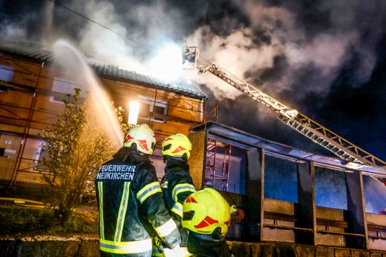 F�nf Feuerwehren bei Dachstuhlbrand an einem Wohnhaus in Neukirchen an der Enknach im Einsatz