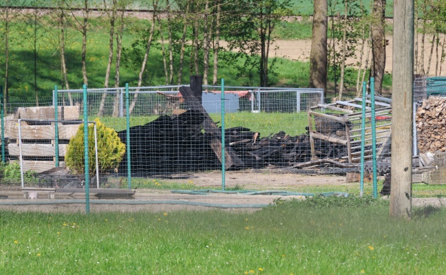Sechs Feuerwehren bei Brand eines Holzhaufens in Wendling im Einsatz