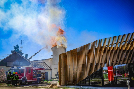 Silobrand: F�nf Feuerwehren bei Brand bei einer Tischlerei in Neukirchen an der Enknach im Einsatz